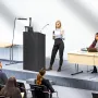 Podium Stand, 119 cm Værtinde Stand med 4 rullende hjul, Træ