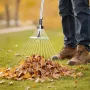 Leaf Rake, 15 Metal Tines, Adjustable Garden Rake for Lawns with 19-57 cm Wide Head and 81.3-160 cm Long Handle, Heavy Duty Stai