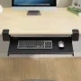 Klem på tastaturbakken under skrivebord