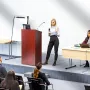 Podiumstativ, 47 i værtinde står med 4 rullende hjul, træpodium