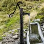 Håndvandspumpe m/ stativ, 15,7 x 9,4 x 53,1 tommer kande pumpe