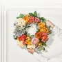 Kunstig dekorativ krans 24 i rød orange gule hortensia roser